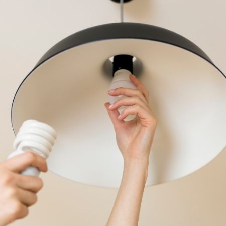 En LED pærer bliver skiftet med en anden pærer